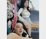 女大学生沦陷为同学露脸营业