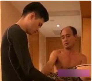 奇妙独家搞笑视频土豪中年大叔找鸭子伺候老婆的鸭子服务