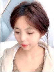 可爱老板娘在地上整理纸箱