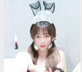 活力十足的双马尾萌妹，青春靓丽笑容甜美