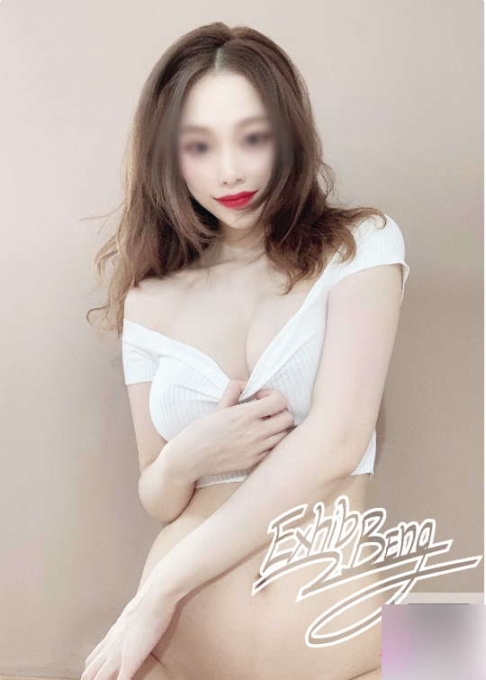 网红阿崩的烈焰红唇给力交缠推特视频