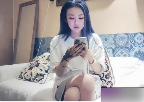 高颜值妹子的蓝头发作品