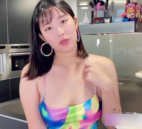 留学生欧祖儿穿着高跟鞋的长裙在厨房与男同学激烈战斗