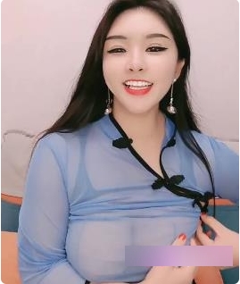 卡戴珊的性感身材在2V2.7G直播视频中展现,熊硕大的胸前软肉下垂诱人。