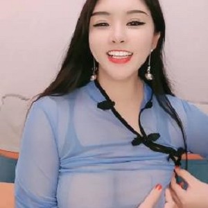 卡戴珊的性感身材在2V2.7G直播视频中展现,熊硕大的胸前软肉下垂诱人。