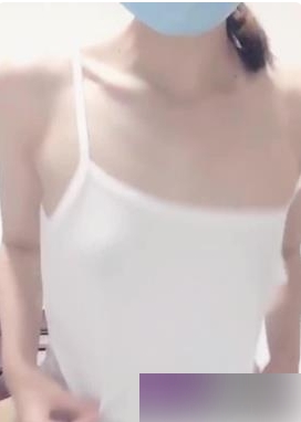 高中女生辍学在家直播作品：年轻女孩在家辍学后通过直播展示自己的作品才华