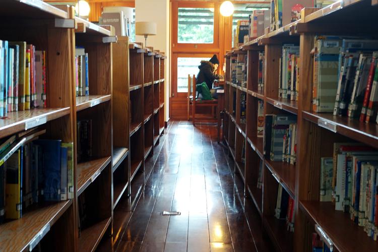 图书馆资源丰富，提供各类书籍和资料