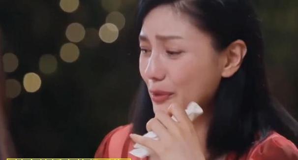 年轻父母惊喜的和谐家庭生活