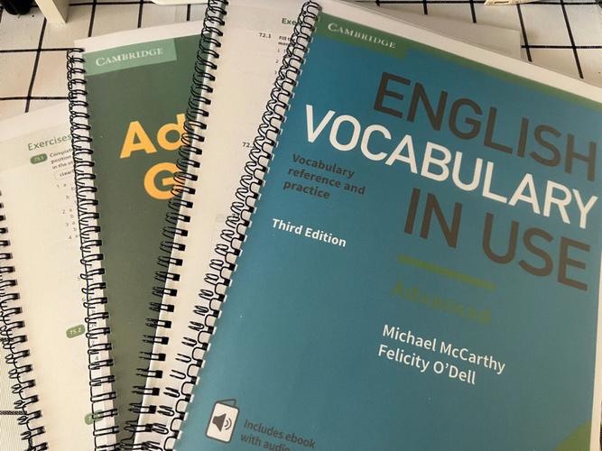 优质英语自学书籍：剑桥英语在用全系列，包含语法、词汇、口语、固定搭配、俗语和短语动词。