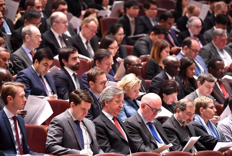 西方和中国影像合集，共有31种商品，价格在64万元到68万元之间。