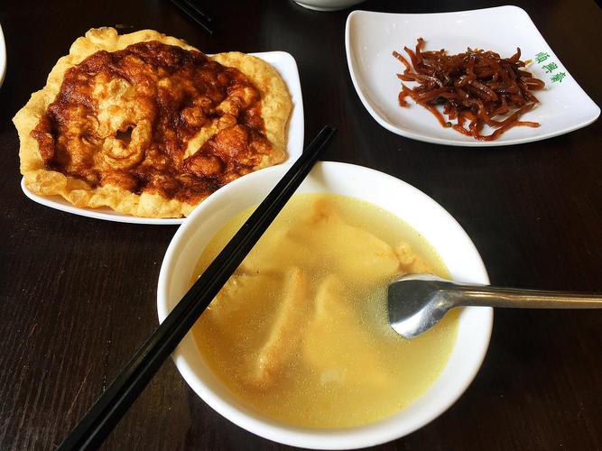 中国烹饪的特色菜肴：蒸鲥鱼、炉焙鸡、糖蒸茄、肉油饼、五香糕，以及特殊菜制法中的火肉。