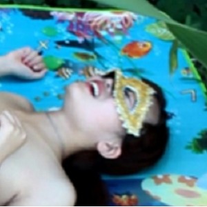 《苏晴野外三人游合集》：14V高清画质，5.7G超大容量，奇妙与诱惑一次拥有！