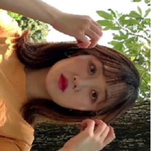 《性感美女穿着吊带紧身白裤展示翘臀，超高清视频分享！》