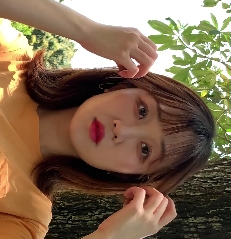 《性感美女穿着吊带紧身白裤展示翘臀，超高清视频分享！》