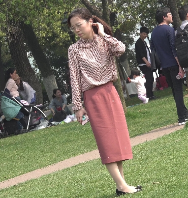 震撼街拍美腿丝袜视频，高清17.93G任你欣赏！