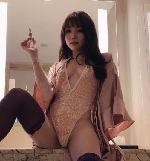 “2021年最火的街拍合集！推特红人芝芝body的时尚秘籍揭密！”