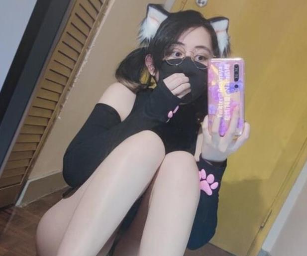 “推特上的奶咪万圣节：光剑口味重，你敢尝试吗？”