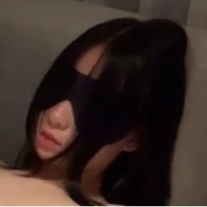 可爱妹子的百度盘：搬运条纹过膝袜，一秒萌化你的心！