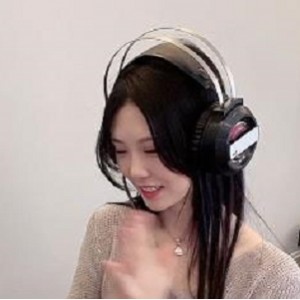 《女主播现场秀才艺，超高清画质1V-1.6G，让你眼前一亮！》