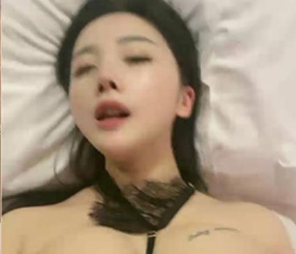 童颜大罩杯，超漂亮甜美妹子，8V电池，2.1G内存，让你爱不释手！