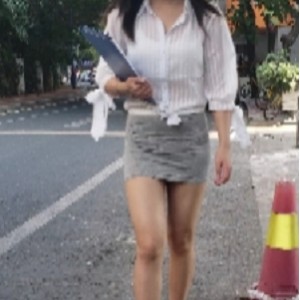 《性感美女穿超短包臀裙，高跟鞋，展示完美胖臀，超清3V视频免费下载！》