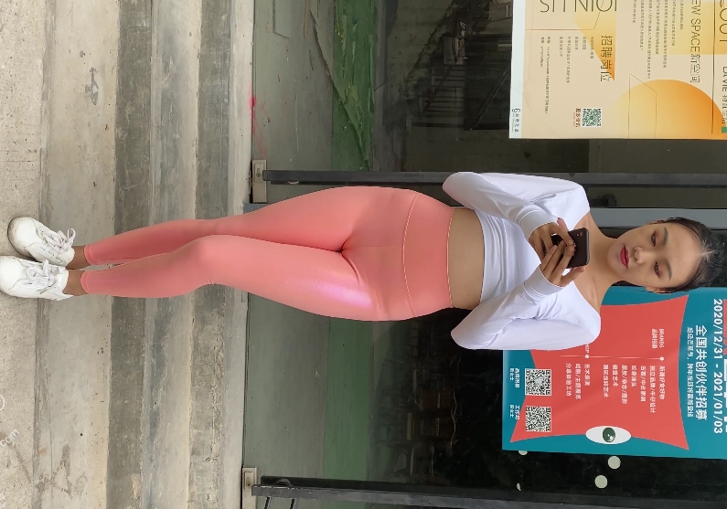 性感美女穿上粉色紧身皮裤展示长腿翘臀，超清视频1V5.13G免费下载！