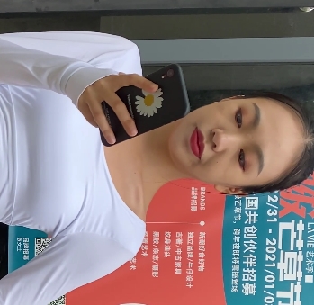 性感美女穿上粉色紧身皮裤展示长腿翘臀，超清视频1V5.13G免费下载！