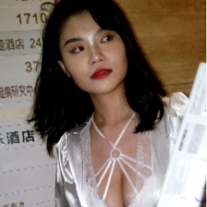 “性感美女穿着低球牛仔短裤，展示大罩杯，独家视频分享，立即下载！12V，15.61G，百度云限时优惠！”