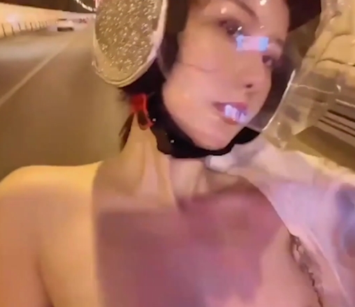 爆款推荐网红小姐姐大神猫先生，精选大罩杯，2v高清画质，1.1G超大容量！