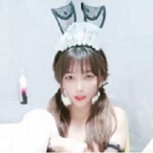 活力四溢！青春萌妹的甜蜜笑容