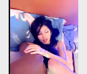 《长腿姐姐带你体验三人游，前后夹击，2V画质，2.1G内存，不容错过！》