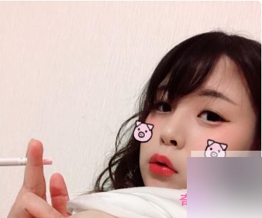 社会女神的家庭服装自拍：性感图集揭示已婚美女的魅力