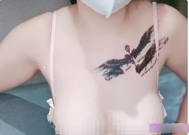 直播网红主播半糖童颜巨峰，让你爱不释手！