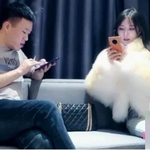 《女神一字马大战男网友，颜值爆表，引爆你的心动！》