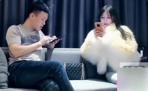 《女神一字马大战男网友，颜值爆表，引爆你的心动！》