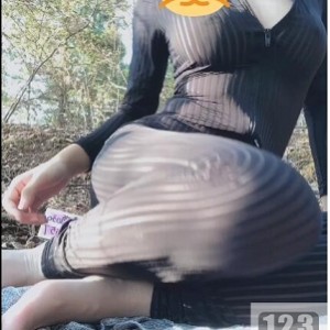 “时尚猫主题：独特黑条纹衣，为你的时尚造型增添一抹橘猫的灵动魅力！”