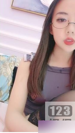 迷人眼镜妹大长腿合集，戴上它们，你也耐嫔为焦点！