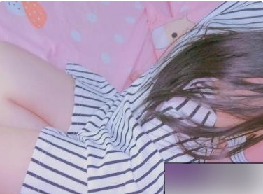 幼音少女穿上网格衫，散发着42P的魅力，让你心动不已！