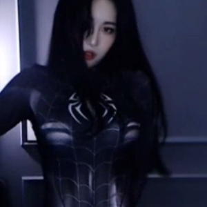 《网红主播COS蜘蛛侠作品，带你感释娆级英雄的魅力》