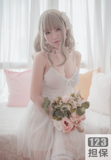 Yoko宅夏COS写真集26套,高清质量,5月1号小长假宅在家必备。肥宅快乐水和风扇,为你带来二次元的快乐。8.8G的容量,高颜值和完美身材的Yoko,是死忠粉们的必备收藏品。