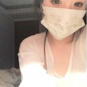 古古小姐姐成为抖音网红，与粉丝互动，接单线下活动，直播重器使用口罩拍摄滤镜玩法，配合轻音乐，成为榜一微信土豪，用于热身治病。