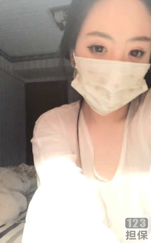 古古小姐姐成为抖音网红，与粉丝互动，接单线下活动，直播重器使用口罩拍摄滤镜玩法，配合轻音乐，成为榜一微信土豪，用于热身治病。