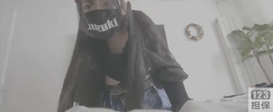 萌萌酱的私拍视频在微博上疯传，引发了二次元妹子们的热议