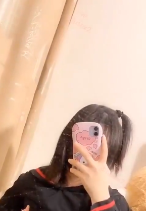 FL姬玩偶宝宝-娇小可爱的FL姬玩偶宝宝，21部视频和照片近距离特写展示UL平台红人-红人UL平台上的FL姬玩偶宝宝，嫩光娇小的外表吸引众多粉丝玩法多-FL姬玩偶宝宝有多种玩法，动作灵活，可喝茶、穿学士服和JK格子短裙等管状物娱乐-FL姬玩偶宝宝以管状物娱乐方式吸引眼球，展示敬业精神