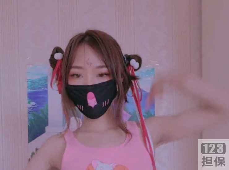 软罗云儿扮演剧情视频中的小妹，舞蹈视频中使用了神奇的道具