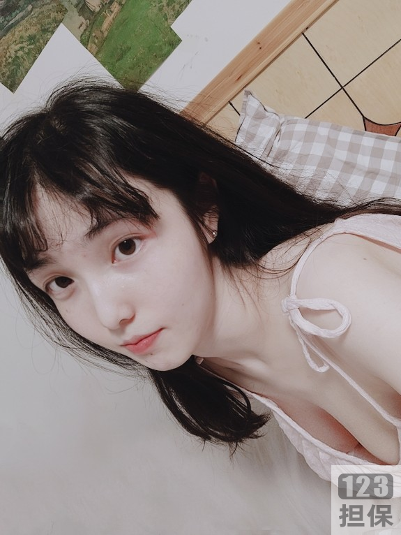 EricaHand的LOL女神视频-完整版208P,14G,越南女神在国内乡下身份的粉丝,颜值高的作品,天使脸孔和社保身材,语音清晰,水龙弹效果惊艳。