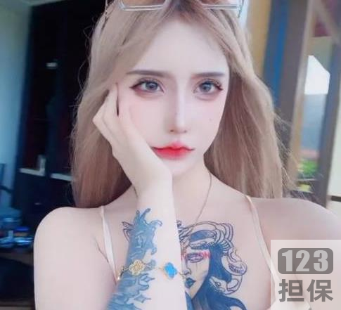 抖音网红金伊娜吃瓜视频COS女神资源1V42M情景骗30W