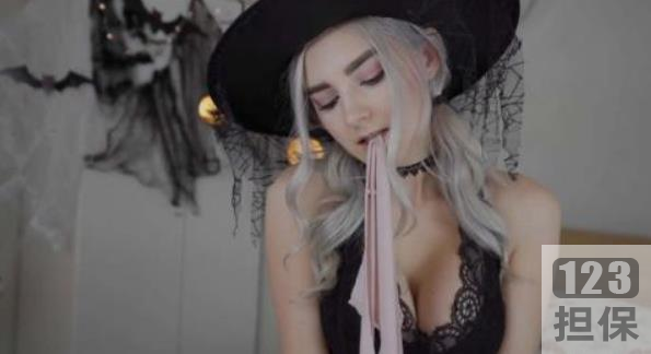 AvrilxLust:欧美网红白人，可爱甜美性感火辣的大白兔白色小圆晕长腿翘臀豪放女郎