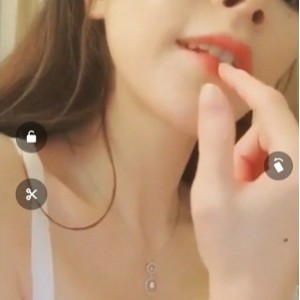 21岁成都主播在平台上录屏纪念的精彩互动，女仆女王妹子整容，回忆老粉丝，解压的方式