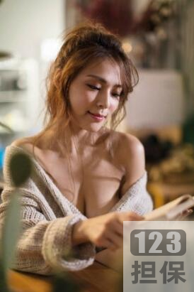 G奶熊熊-8万元定制男友绿帽二道贩子的艺名-卓毓彤软妹币颜值光晕-高反差颜色比的镜头特写出道电影直播录屏作品